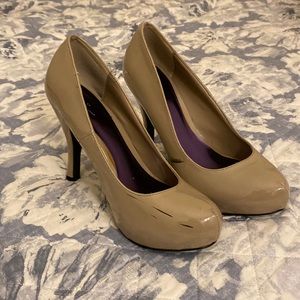 Used cream heels closed toed